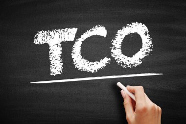 TCO Toplam Sahiplik Maliyeti - bir varlığın satın alma fiyatı artı işlemin maliyetleri, karatahta kısaltma metni