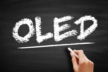 OLED Organik Işık Emici Diyot - salınımcı tabakanın karatahta yer alan kısaltmaya tepki olarak ışık yayan organik bileşik bir film olduğu