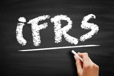 IFRS Uluslararası Mali Raporlama Standartları - kamu kuruluşlarının mali beyanları için bir dizi muhasebe kuralları, kara tahta üzerindeki kısaltma metni