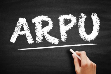 ARPU Kullanıcı Başına Ortalama Gelir - toplam gelir abone sayısına bölünmüş, kara tahta üzerindeki kısaltma metni