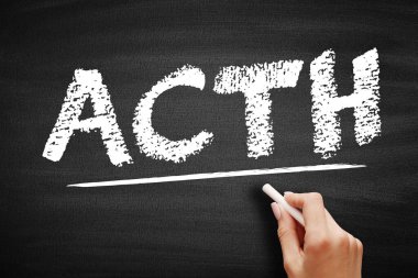 ACTH Adrenokortikotropik hormon - polipeptit tropik hormon tarafından üretilen ve salgılanan anterior hipofiz bezi, karatahta üzerindeki kısaltma metni