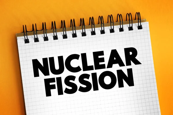 Kärnklyvning Reaktion Där Atomkärna Delas Upp Två Eller Flera Mindre — Stockfoto