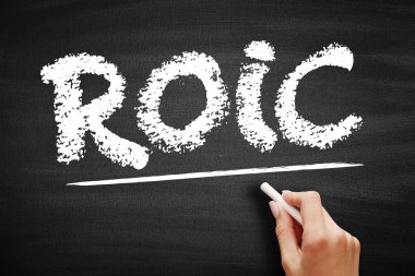 ROIC Yatırım Sermayesi Dönüşü - karlılığın ölçüsü olarak finans, değer biçme ve muhasebede kullanılan oran, karatahta kısaltma metni