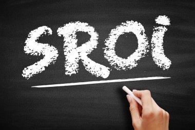 Yatırımın SROI Sosyal Dönüşü - eğitime yatırım maliyetleri ve yararları, kara tahta üzerinde kısaltma metin kavramı