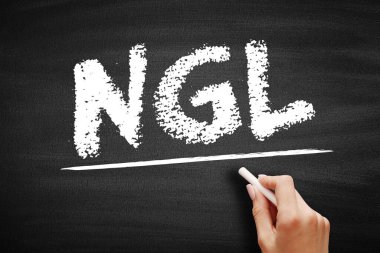 NGL Doğal Gaz Sıvıları - doğal gaz ve ham petrolle aynı molekül ailesi, sadece karbon ve hidrojenden oluşuyor, karatahta kısaltma metni