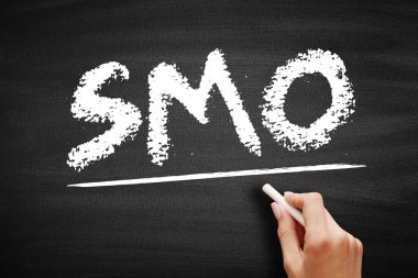 SMO Sosyal Medya İyimserleştirmesi - bir ürünün farkındalığını artırmak için bir dizi kanal ve topluluk kullanımı, kara tahta üzerindeki kısaltma metni