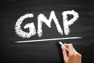 GMP İyi İmalat Uygulaması - ürünlerin kalite standartlarına göre sürekli olarak üretilmesini ve kontrol edilmesini sağlama sistemi, karatahta kısaltma metni