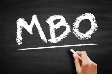MBO Yönetimi Hedeflere Göre - bir organizasyonun performansını artırmak için stratejik yaklaşım, karatahta kısaltma metni