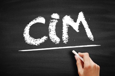 CIM Ortak Bilgi Modeli - bir bilişim ortamında yönetilen elementleri ve aralarındaki ilişkileri tanımlayan açık standart, karatahta kısaltma metni