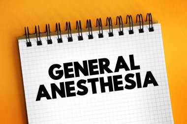 Genel anestezi - sizi ameliyattan ya da diğer tıbbi prosedürlerden önce uyku haline sokan ilaçların kombinasyonu, not defterindeki metin kavramı