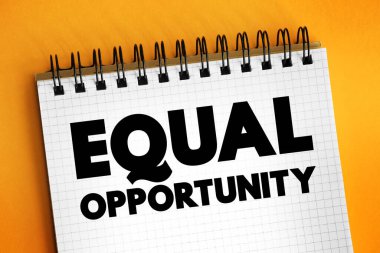 Eşit fırsat - bireylere aynı şekilde davranıldığı, yapay engeller tarafından engellenmediği, not defterindeki metin kavramı