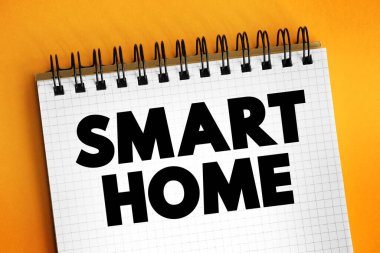 Smart Home - ev otomasyon sistemi monitör ve kontrol ev özellikleri bir merkezi nokta üzerinden, not defterinde metin konsepti