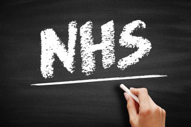 NHS Ulusal Sağlık Servisi - Hükümet yönetiminde kapsamlı kamu sağlığı hizmeti, kara tahtada kısaltma metni