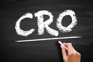 CRO Dönüştürme Oranı İyimserleştirme - bir web sitesi veya mobil uygulamadan dönüştürme yüzdesini artırma süreci, kara tahta üzerindeki kısaltma metni