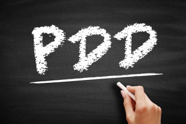 Adet Öncesi PDD Disforik Bozukluğu - Adet döneminin luteal evresinde duygusal, bilişsel ve fiziksel semptomlarla karakterize edilen ruh hali bozukluğu, karatahta üzerindeki kısaltma metni