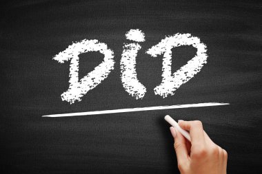 Dissosiyatif Kimlik Bozukluğu - en az iki farklı ve kalıcı kişilik durumunun bakımıyla karakterize edilen zihinsel bozukluk, karatahta kısaltma metni