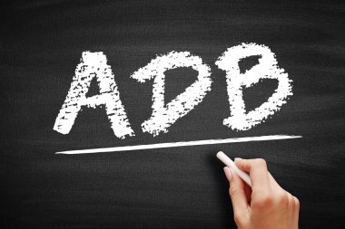 ADB - Asya Kalkınma Bankası kısaltması, karatahta iş kavramı