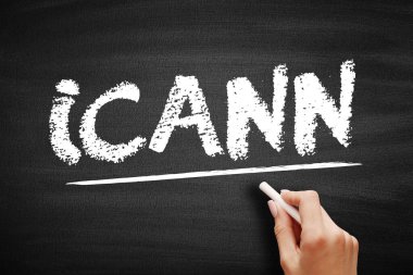 ICANN - Atanmış İsim ve Numaraların İnternet Kurumu kısaltması, kara tahtada teknoloji kavramı