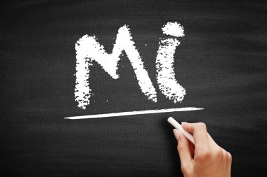 MI miyokardiyal enfarktüs - kalp kasına kan akışı eksikliğinden kaynaklanan tehlikeli bir durum, karatahta kısaltma metni konsepti