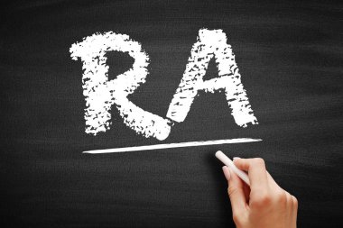 RA Romatoid Artrit. Ağrıya, eklemlerde şişkinliğe ve sertliğe neden olan uzun vadeli bir durum. Tahtadaki kısaltma metni.