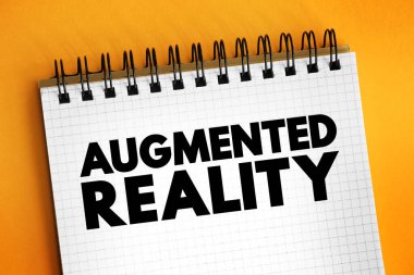 Artırılmış gerçeklik - gerçek dünyada bulunan nesnelerin bilgisayar tarafından oluşturulan bilgi, not defterindeki metin konseptiyle geliştirildiği gerçek dünya ortamının etkileşimli deneyimi