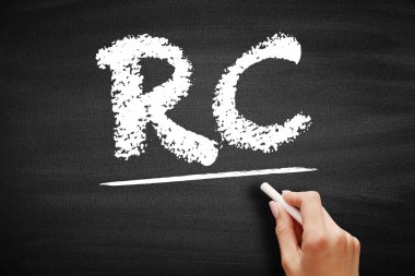 RC Perakende Şirketi - tüketicilere mal veya hizmet satışı konusunda uzmanlaşmış, karatahta kısaltma metni kavramı