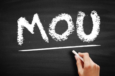 MOU Mutabakat Anlaşması - iki ya da daha fazla taraf arasındaki anlaşma türü, kara tahtada kısaltma metni kavramı