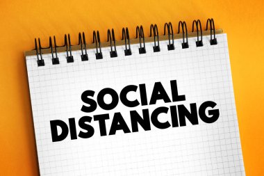 Sosyal Mesafe - insanların bulaşıcı hastalıkların yayılmasını önlemek için ne zaman ve nerede toplanabileceklerini kısıtlayan tedbirler, not defterinde yazılı metin kavramı