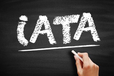 IATA - Uluslararası Hava Taşımacılık Birliği kısaltması, kara tahtada metin kavramı