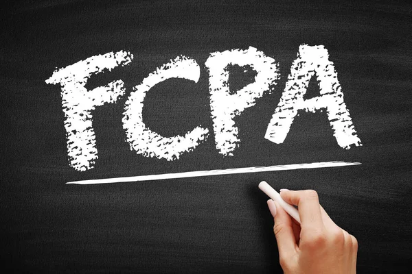 FCPA Dış Yolsuzluk Uygulamaları Yasası - ABD federal yasası, ABD vatandaşlarının ticari çıkarları için yabancı devlet yetkililerine rüşvet vermesini yasaklıyor, karatahta yazı