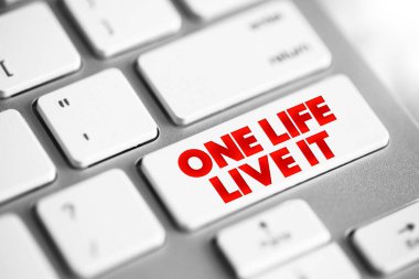 Klavyede bir Life Live It metin düğmesi, konsept arkaplan