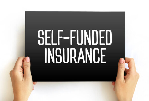 Цитата о самофинансируемом страховании на карточке, концептуальном фоне