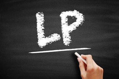 LP Limited Partnership - iki ya da daha fazla ortak birlikte işe girdiği zaman var, kara tahtada kısaltma iş kavramı