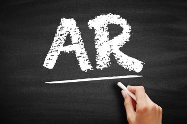 Artırılmış gerçeklik - gerçek dünyada bulunan nesnelerin bilgisayarda oluşturulan bilgiyle, karatahtadaki kısaltmayla geliştirildiği gerçek dünya ortamının etkileşimli deneyimi