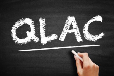 QLAC Kalifiye Uzun Yaşam Sözleşmesi - nitelikli bir emeklilik planının varlıklarıyla desteklenen ertelenmiş gelir senedi, karatahta kısaltma metin konsepti