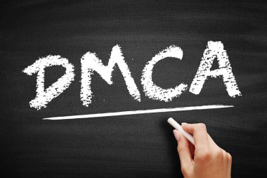 DMCA - Dijital Milenyum Telif Hakları Yasası kısaltması, karatahtadaki teknoloji kavramı