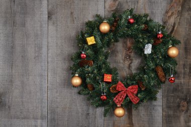 ahır tahta üzerinde Noel çelenk süslenmiş