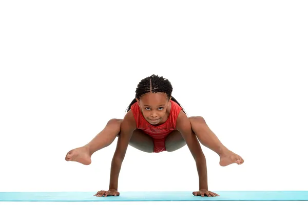 Mladá dívka dělá gymnastika tah — Stock fotografie