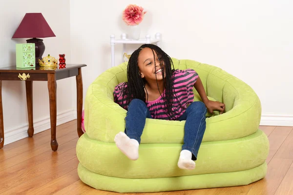 Ung svart barn försöker få ur stol — Stockfoto
