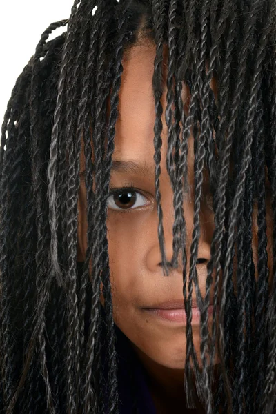 Jovem menina negra com Cornrows sobre o rosto — Fotografia de Stock