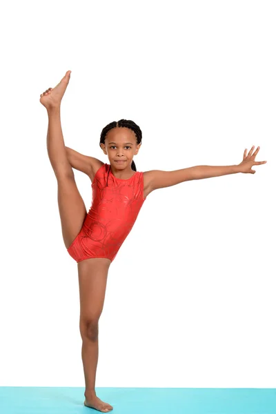 Negro niño haciendo gimnasia split — Foto de Stock