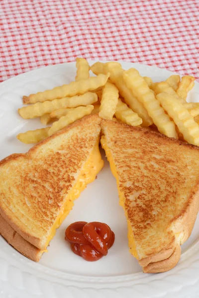 Sandwich de queso a la parrilla con ketchup — Foto de Stock