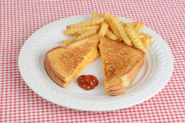 Üstten Görünüm ızgara peynir sandviç patates kızartması ile — Stok fotoğraf