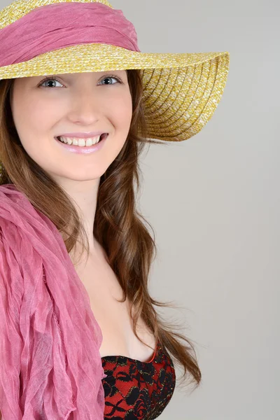 Adolescente con sombrero de paja y bufanda rosa — Foto de Stock
