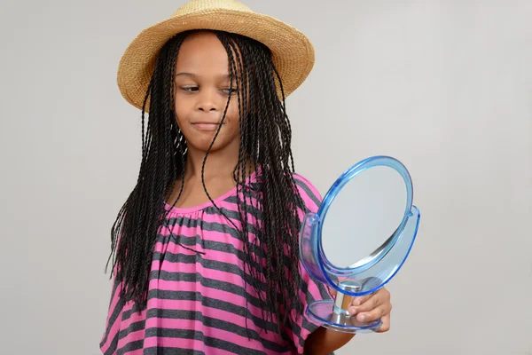 Jovem menina negra olhando no espelho — Fotografia de Stock