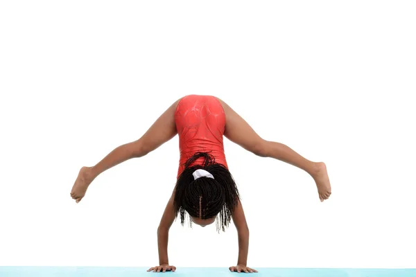 Jong kind probeert te doen handstand — Stockfoto