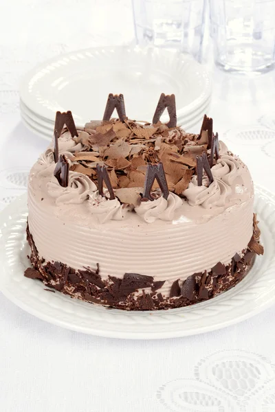 Torta al cioccolato con mucchio di piatti — Foto Stock