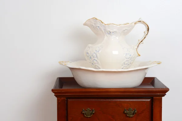 Closeup of an old wash basin and jug — Stock Photo, Image