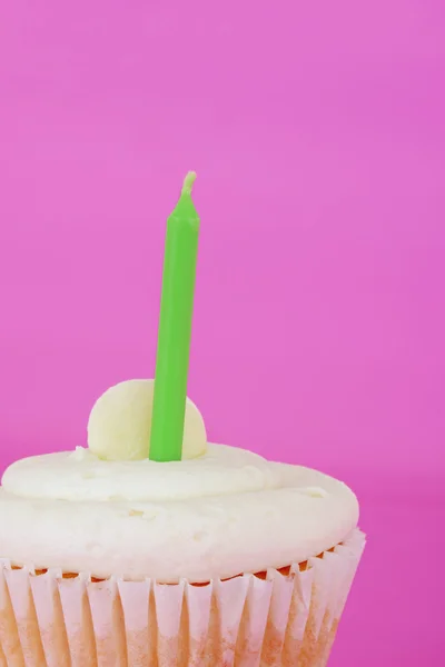 Macro cupcake branco com vela verde — Fotografia de Stock