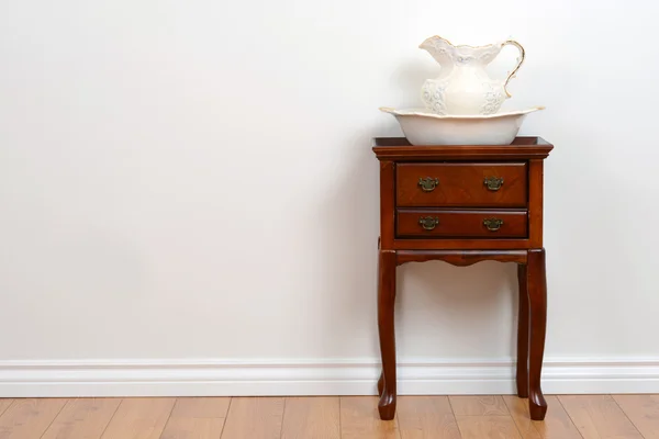 Old wash basin on a stand — Stock Photo, Image